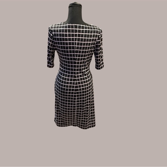 BLACK AND WHITE CHECKERED WOMENS DRESS SIZE 6 BY CONNECTED GENTLY WORN - Picture 2 of 3